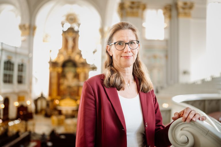 Pastorin Julia Atze in der Kirche.