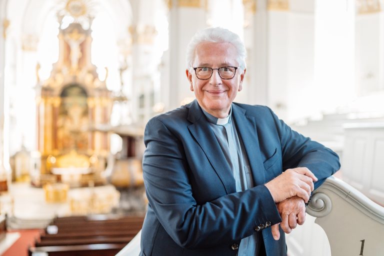Hauptpastor Alexander Roeder in der Kirche. Im Hintergrund ist der Altar zu sehen.