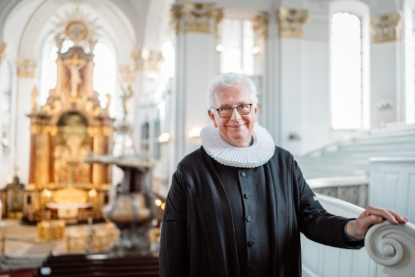 Hauptpastor Alexander Roeder im Talar in der Kirche