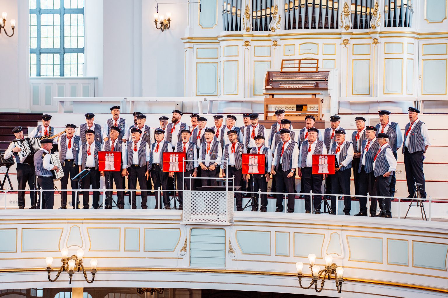 Der Shantychor De Tampentrekker singt beim Eröffnungsgottesdienst des Hamburger Hafengeburtstags im Michel
