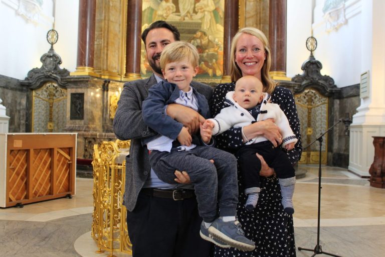 Kathrin Da Fieno mit ihrem Mann und zwei Söhnen im Altarraum des Michel