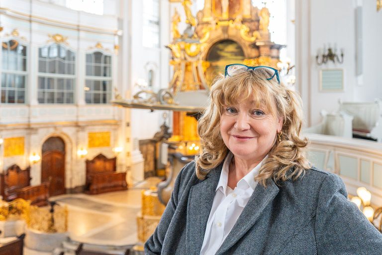 Britta Osmers in der Kirche. Im Hintergrund ist der Altarraum zu sehen.