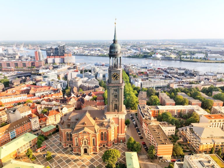 Hauptkirche St. Michaelis mit Elbphilharmonie und Elbe im Hintergrund