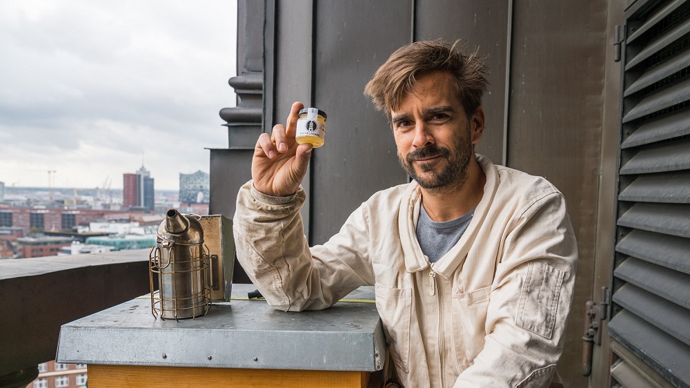 Imker David Hohmann neben den Bienenkästen auf dem Michelturm