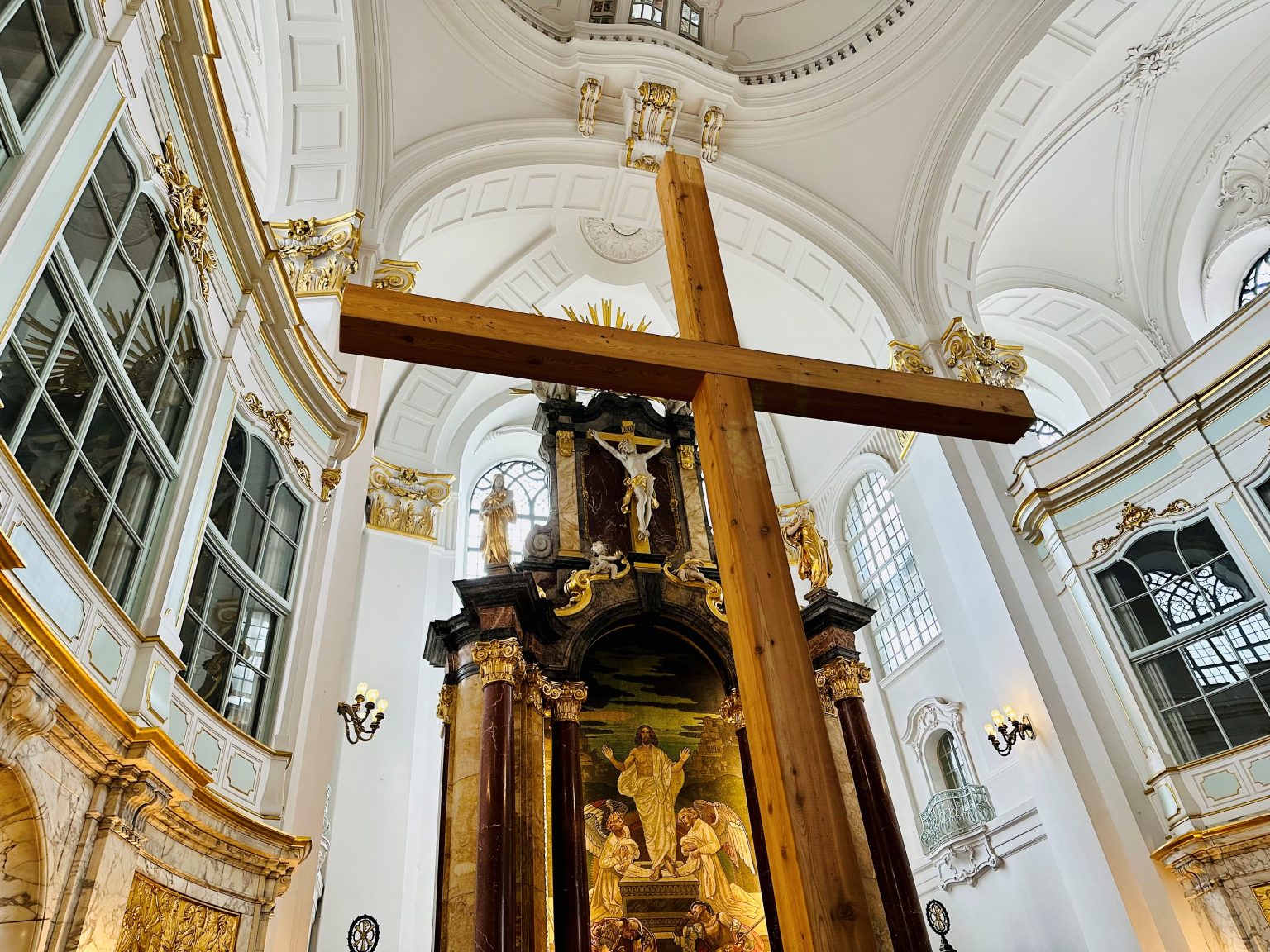 Das holzener Passionskreuz im Altarraum des Michel