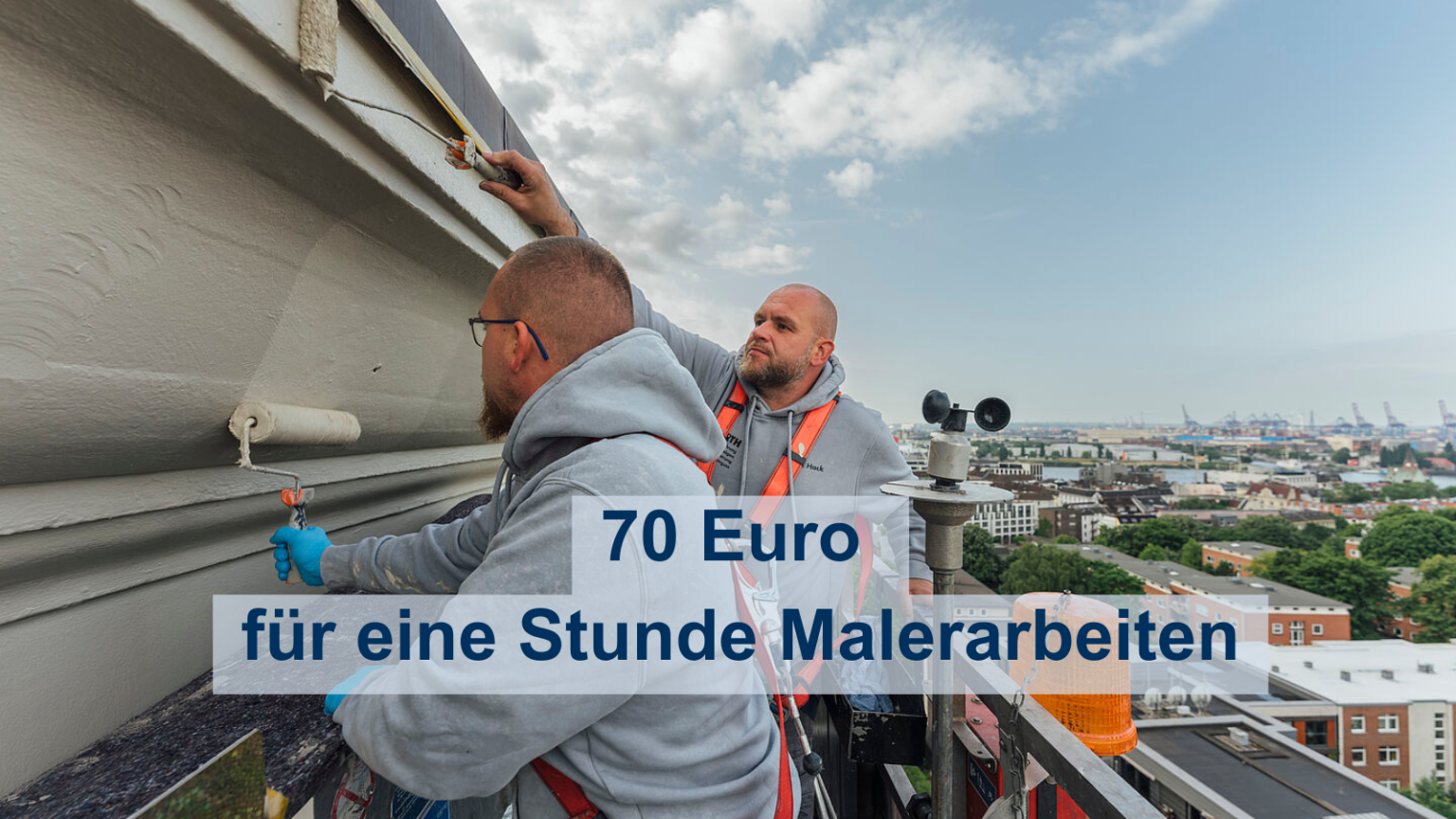 Zwei Maler stehen auf einem Steigbügel hoch über der Staft und Malen die Fassade des Michel an. Im Hintergrund ist die Elbe zu sehen.