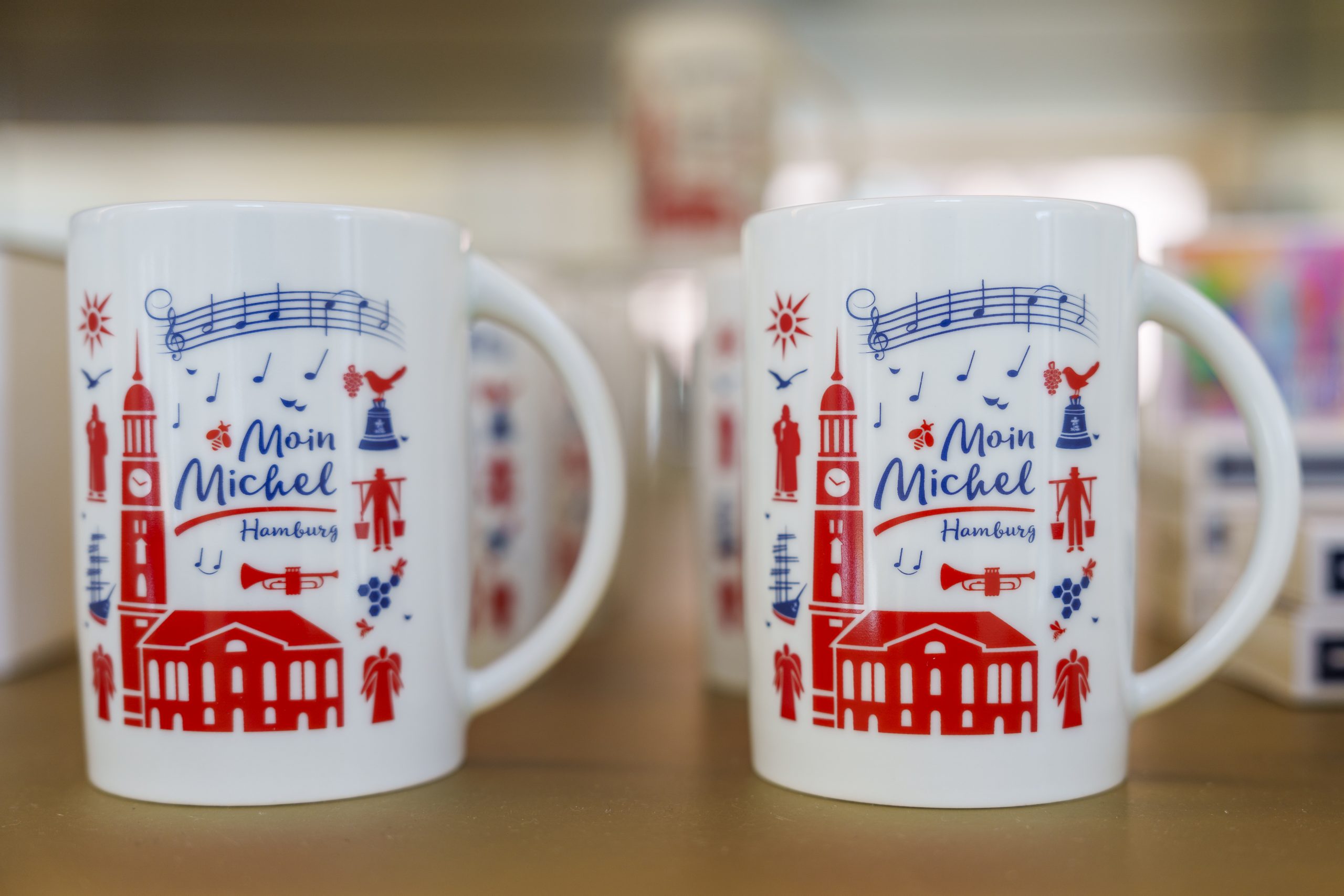 Moin-Michel-Tasse im Regal des MichelShops
