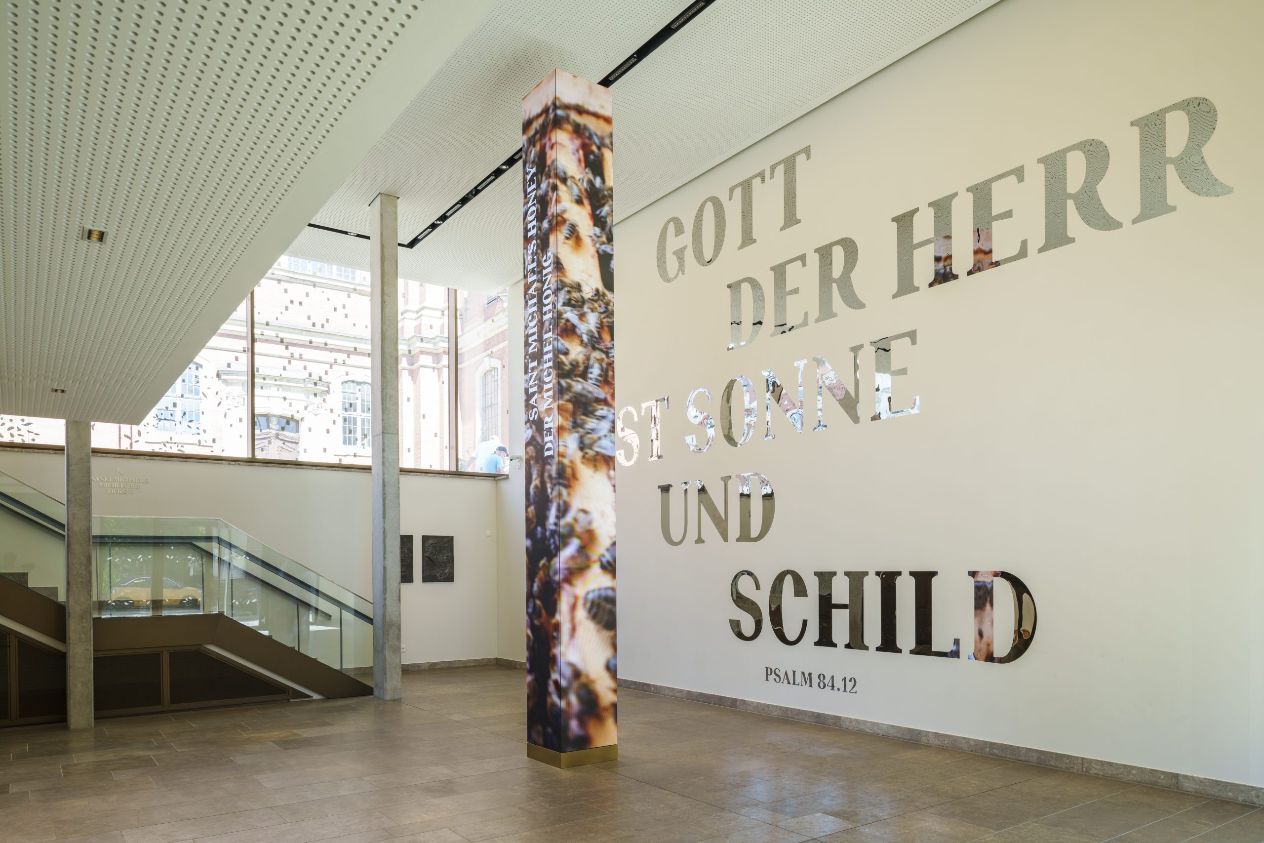 Erdgeschoss des Besucherzentrums Sankt Michaelis mit Mediensäule