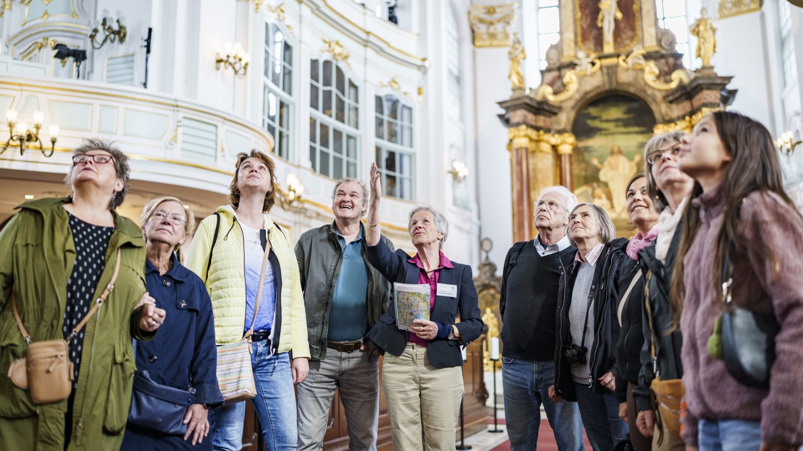 Die Kirchenführerin des Michel gibt Besuchenden eine Führung.
