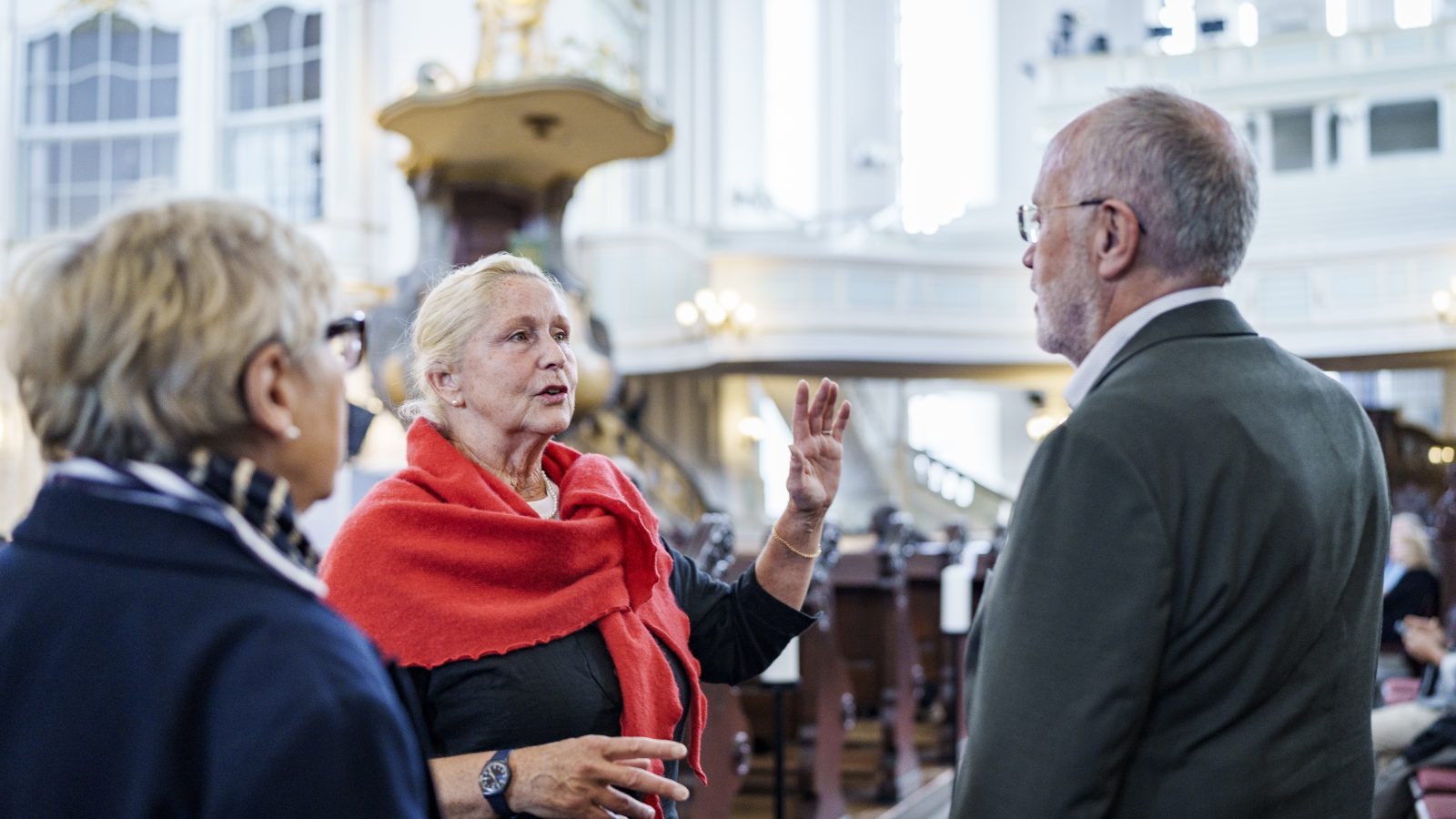Eine ehrenamtliche Helferin hilft Besuchenden des Michel weiter.
