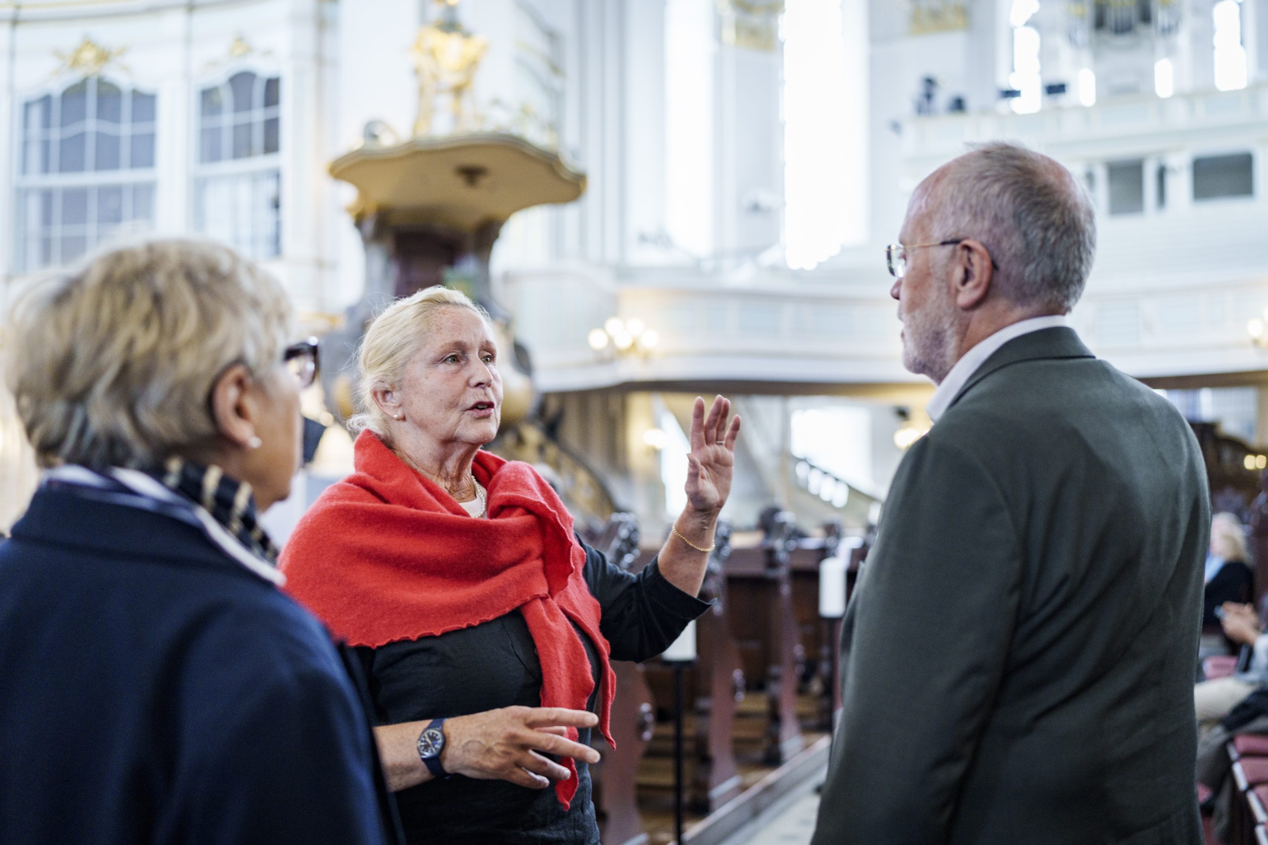 Eine ehrenamtliche Helferin hilft Besuchenden des Michel weiter.
