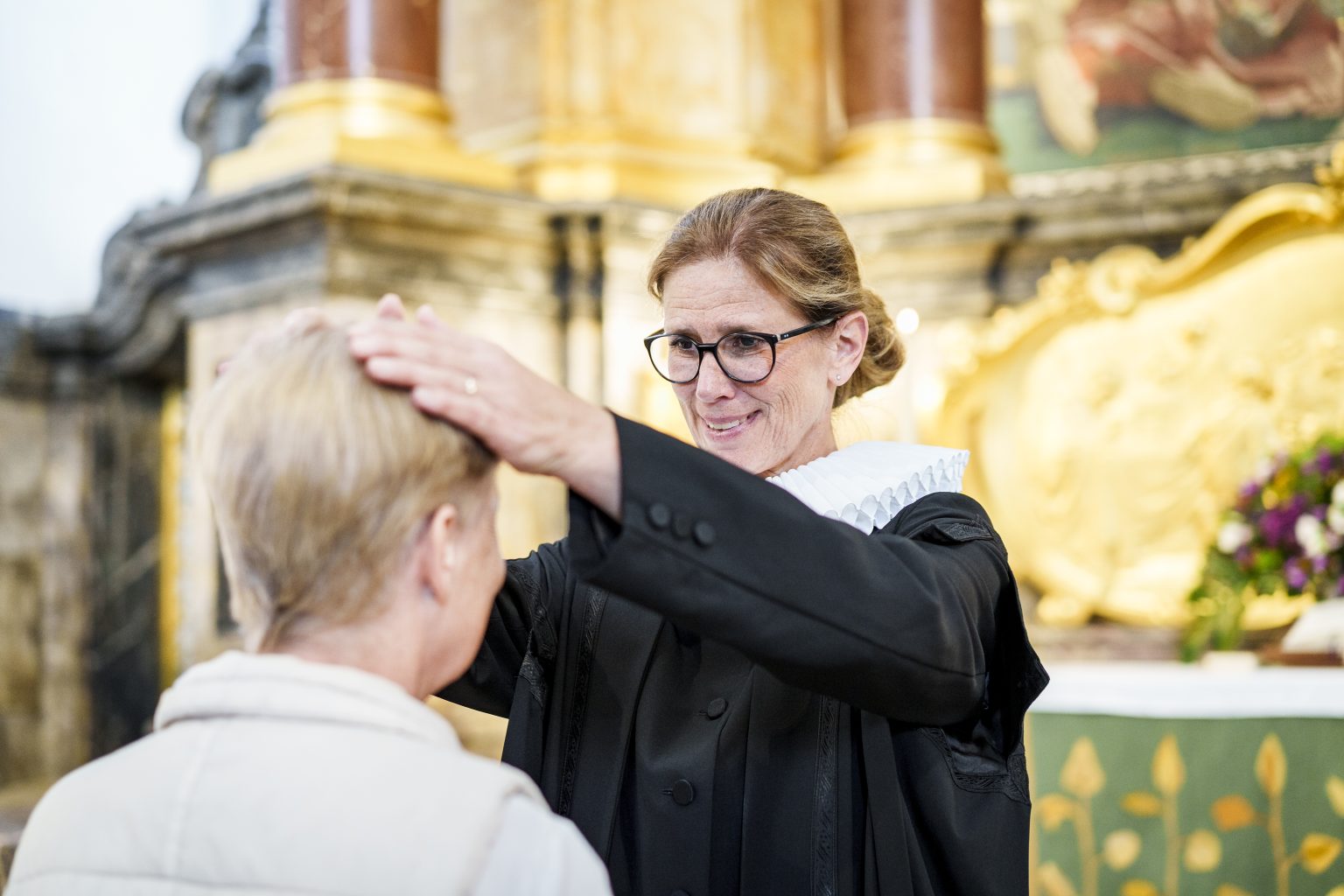 Julia Atze segnet eine Frau