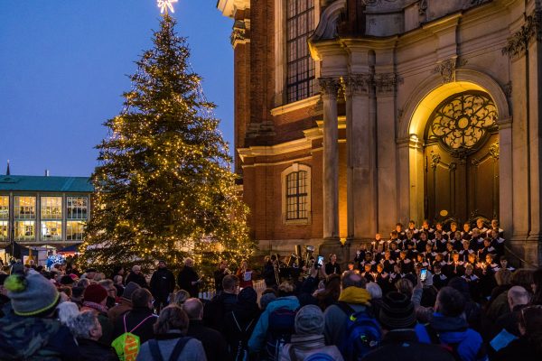 Start des Weihnachtsmarktes mit Illumination des Weihnachtsbaums und gemeinsamem Singen auf dem Kirchplatz