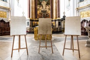 Drei Micheltafeln stehen im Altarraum des Michel.