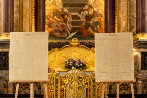 Die beiden neuen Michel-Tafeln stehen aufgereiht im Altarraum von St. Michaelis.