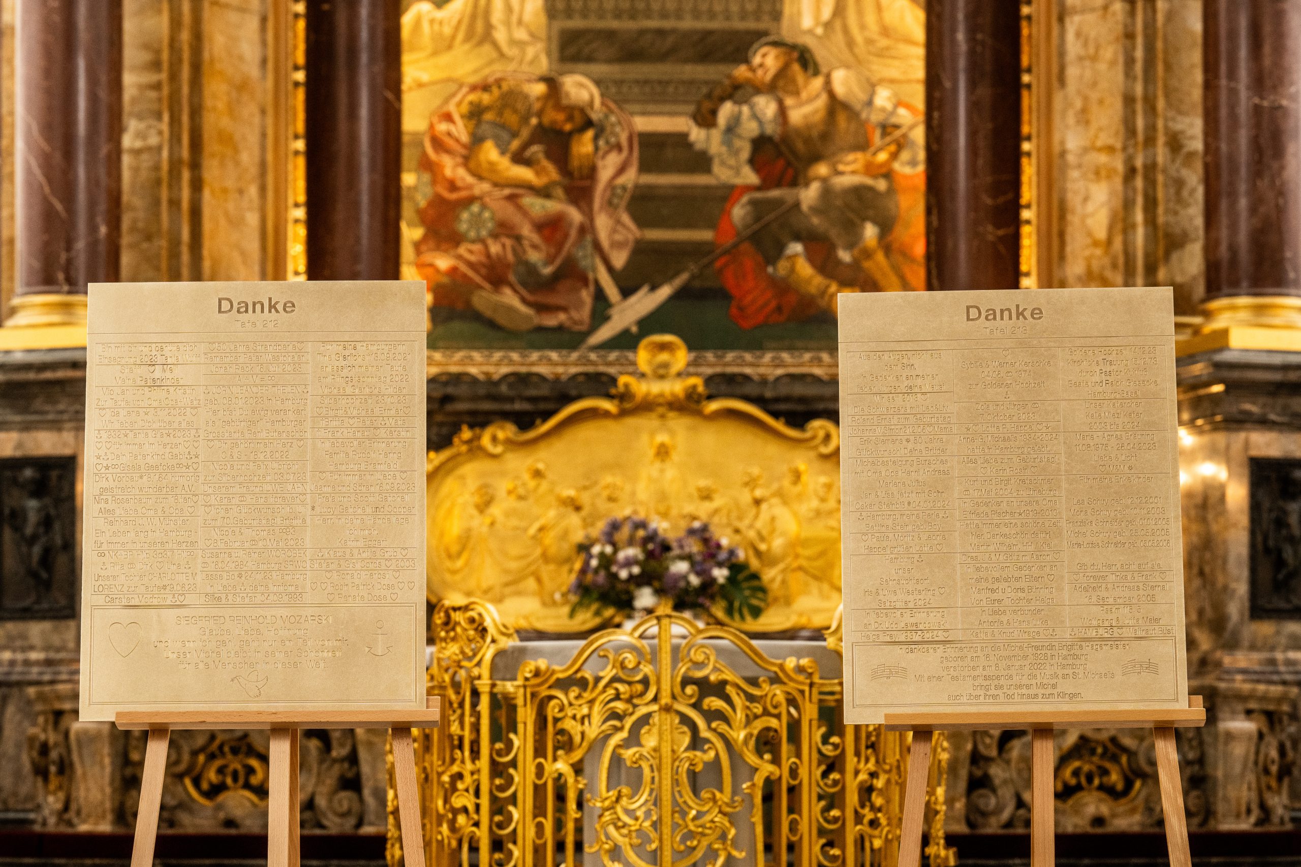 Die beiden neuen Michel-Tafeln stehen aufgereiht im Altarraum von St. Michaelis.