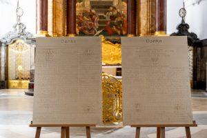 Die beiden neuen Michel-Tafeln stehen aufgereiht im Altarraum von St. Michaelis.