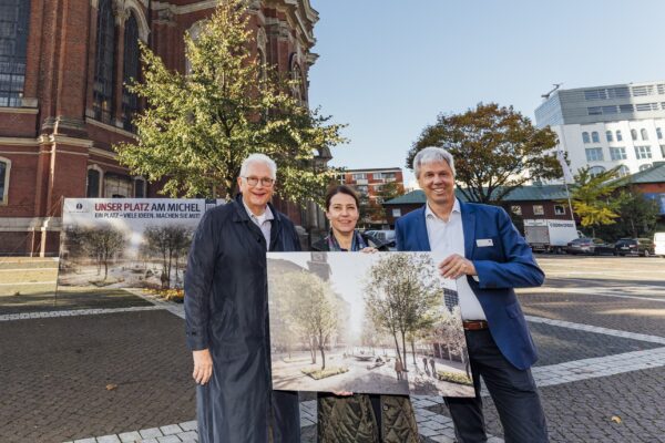 Hauptpastor Alexander Röder, Tanja Haase von der KKP-Ingenieursbüro und Geschäftsführer der St.Michaelis-Stiftung stehen auf dem Kirchplatz, um die neue Kamapgne vorzustellen.