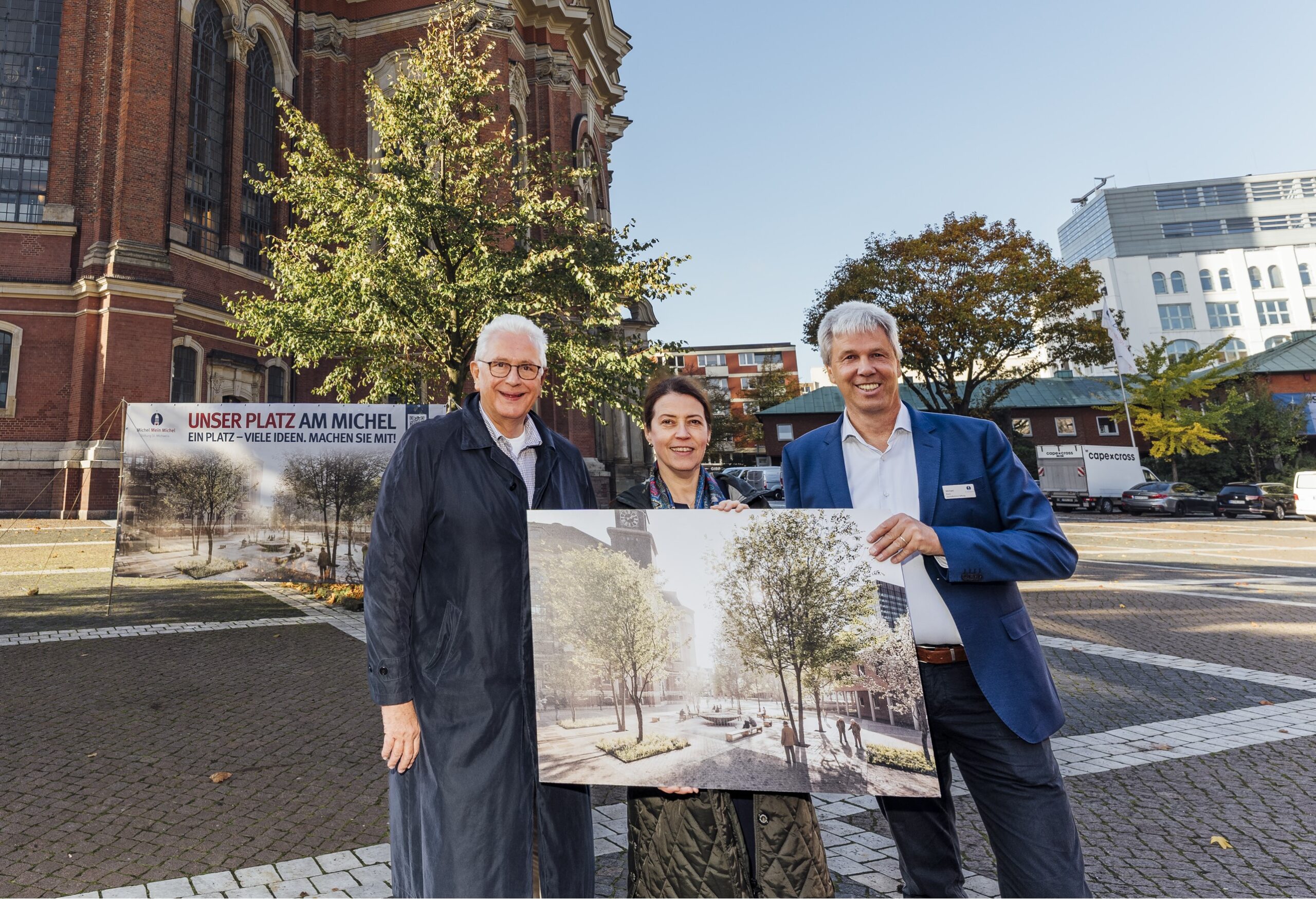 Hauptpastor Alexander Röder, Tanja Haase von der KKP-Ingenieursbüro und Geschäftsführer der St.Michaelis-Stiftung stehen auf dem Kirchplatz, um die neue Kamapgne vorzustellen.