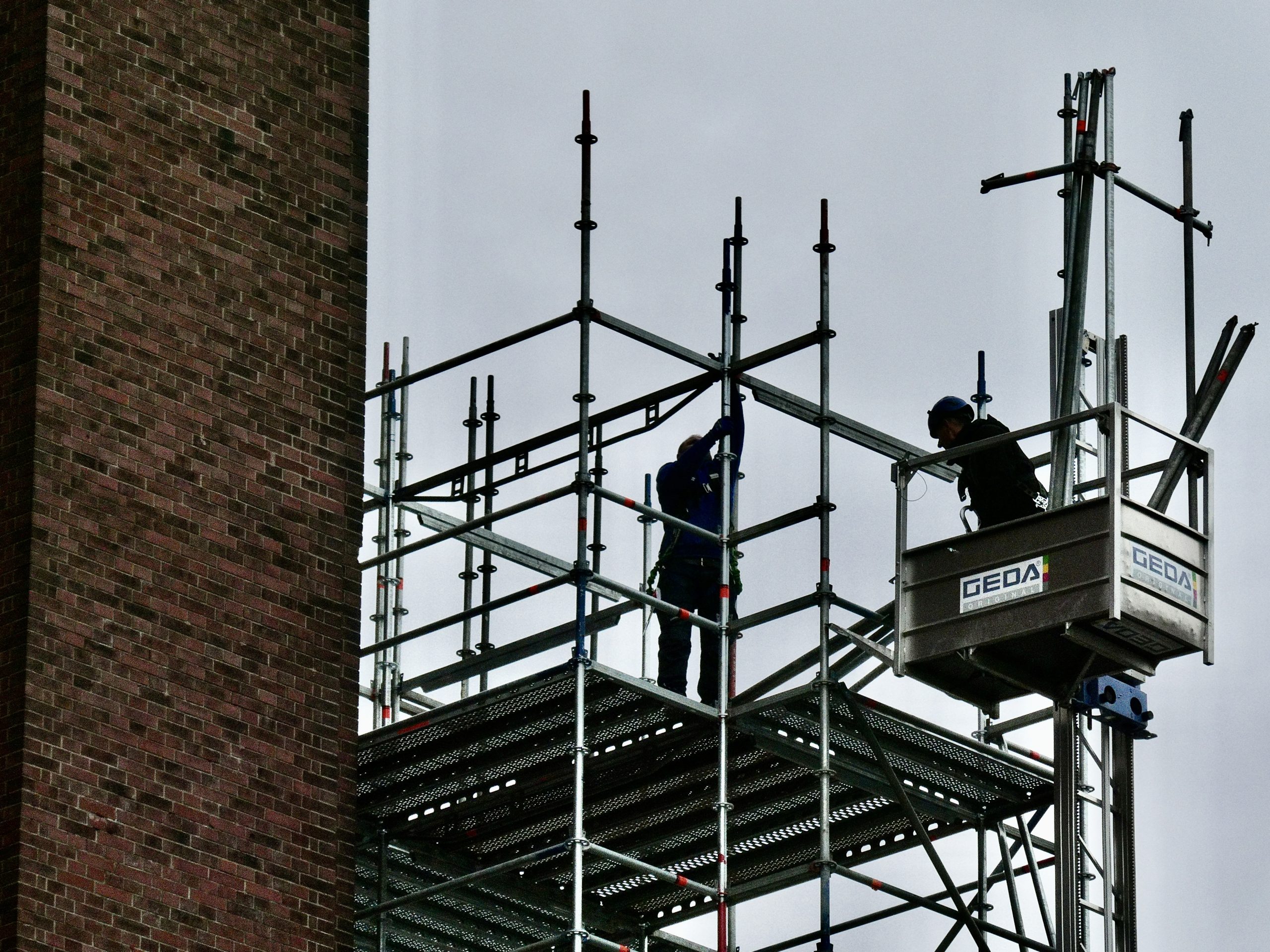Die Handwerker bauen das Gerüst für die Turmsanierung am St.Michaeli-Turm auf.