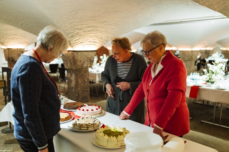 Die Ehrenamtlichen bereiten das Kuchen-Buffet für die Stiftungsversammlung vor.