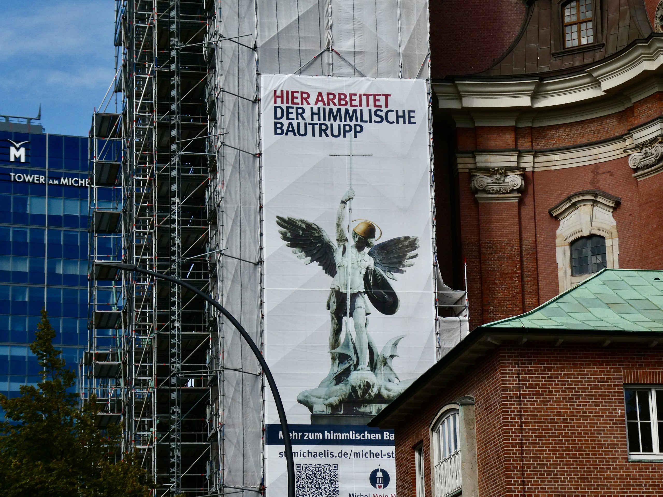 Der St.Michaelis-Turm mit Baugerüst und Banner.