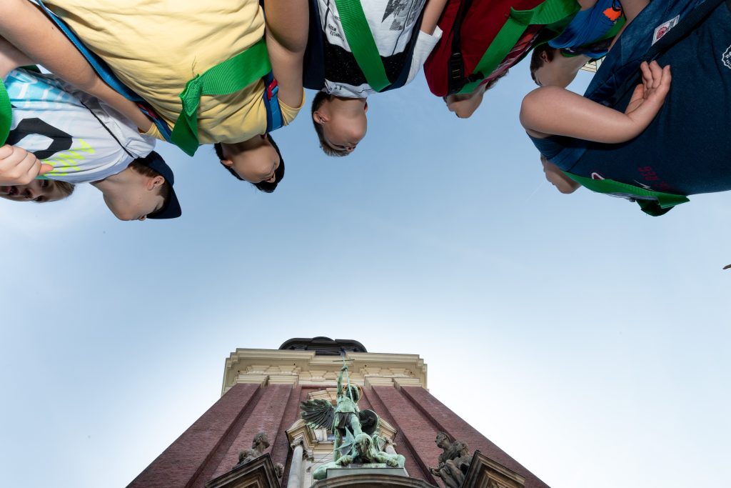 Eine Gruppe Kinder schaut zum Michelturm hoch