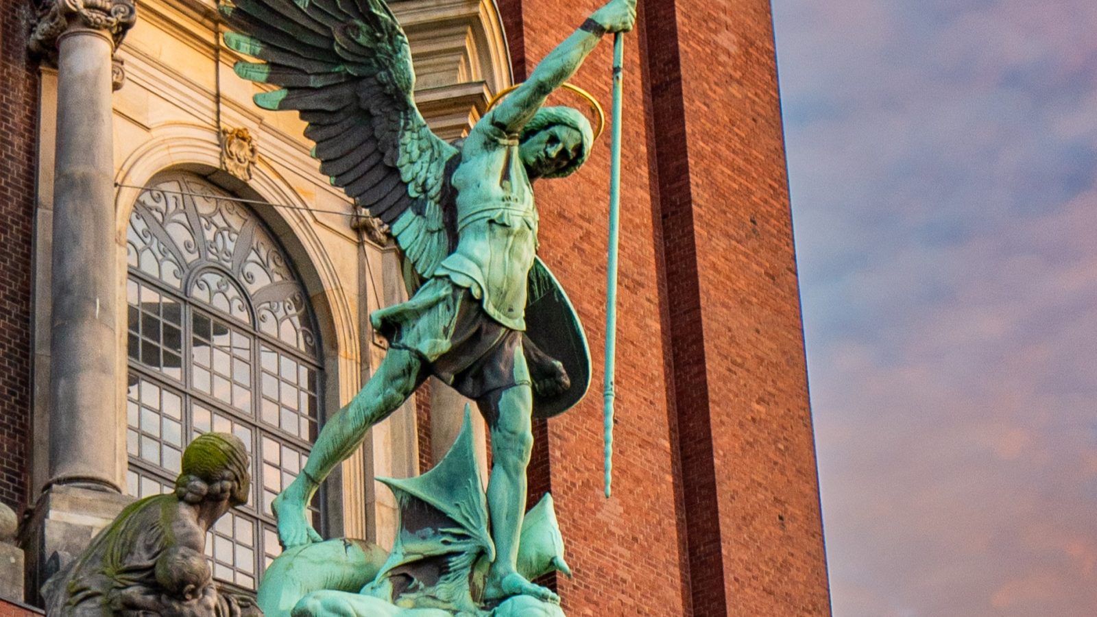 Die Statue Erzengel Michael im Sonnenuntergang.