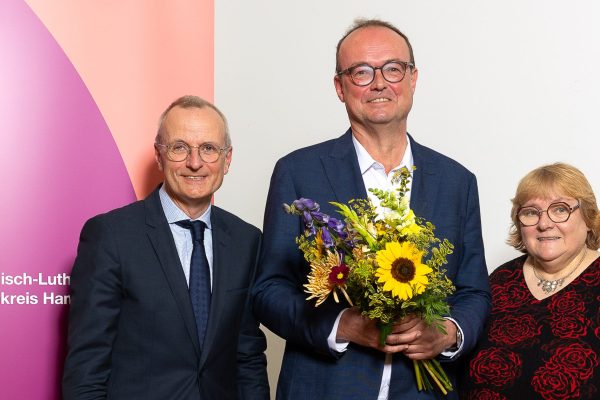 Propst Dr. Martin Vetter und Gesine Dräger (Präses der Kirchenkreissynode) gratulieren Pastor Martin Hofmann zum neuen Amt als Hauptpastor an St. Michaelis
