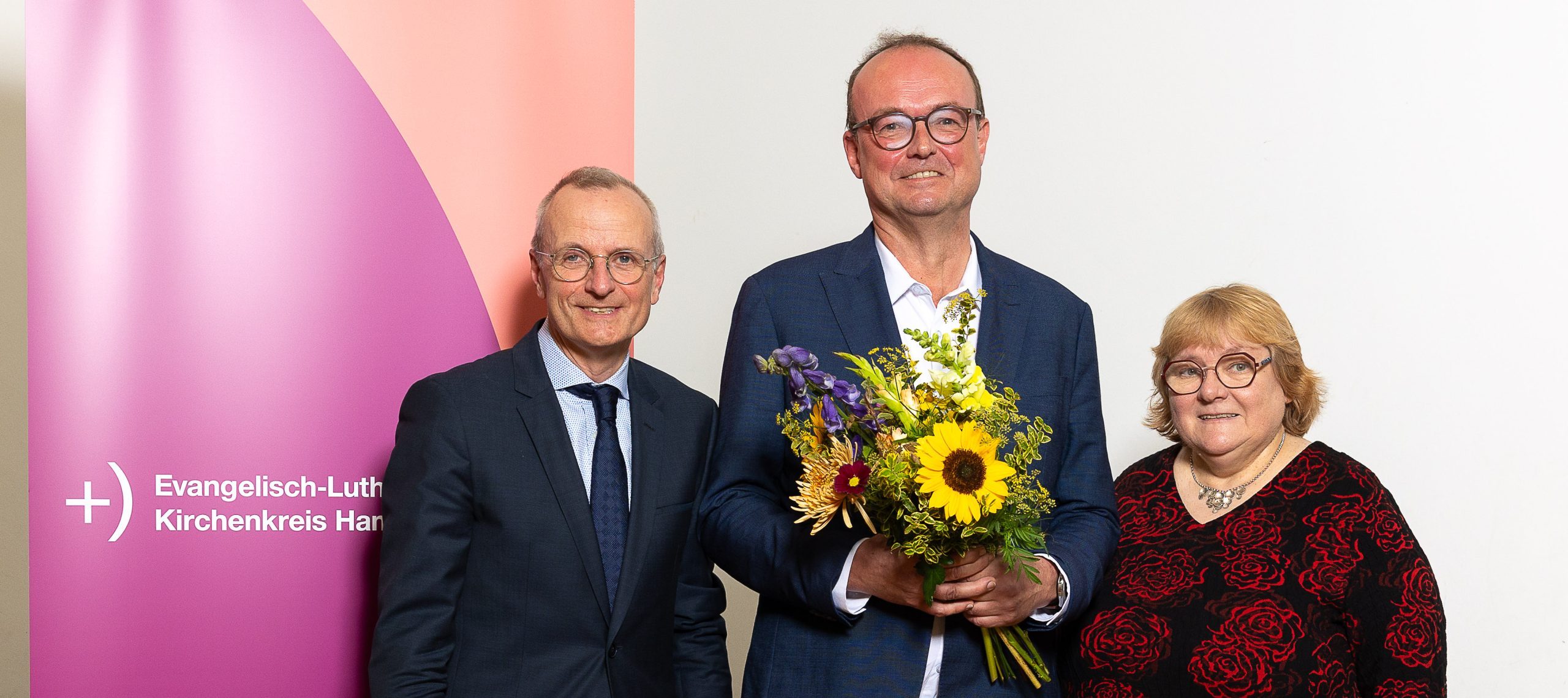 Propst Dr. Martin Vetter und Gesine Dräger (Präses der Kirchenkreissynode) gratulieren Pastor Martin Hofmann zum neuen Amt als Hauptpastor an St. Michaelis
