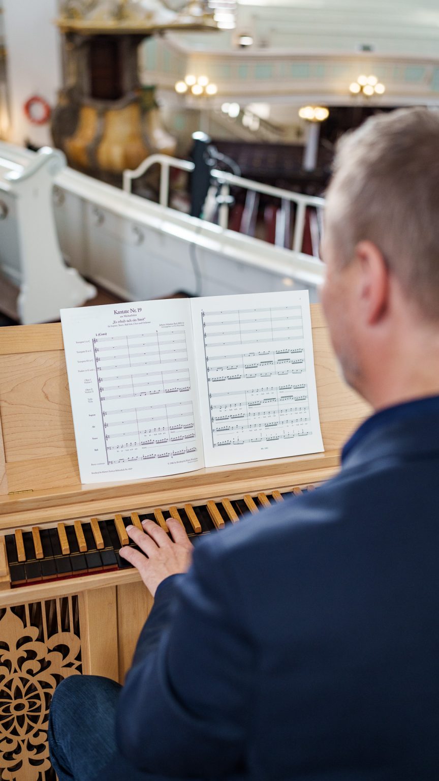 Michelkantor Jörg Endebrock spielt die Truhenorgel