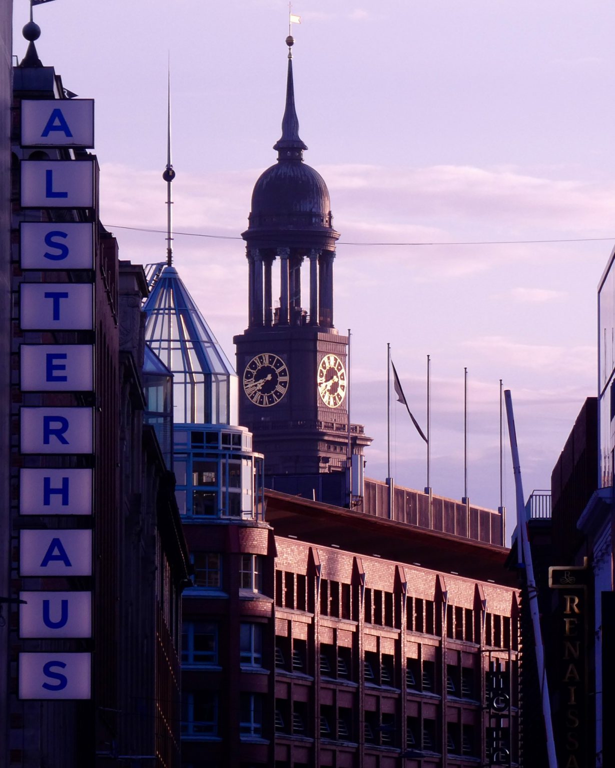 Alsterhaus mit Michelturm im Hintergrund