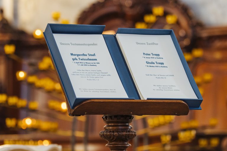 Die Stifterlade steht in der Michel-Kirche.