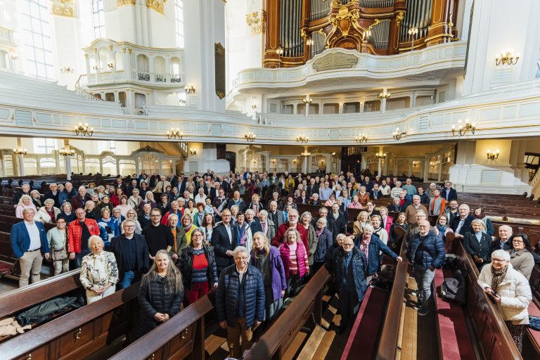 Die Spenderinnen und Spendern stehen als Gruppenbild in der Michel-Kirche zusammen.