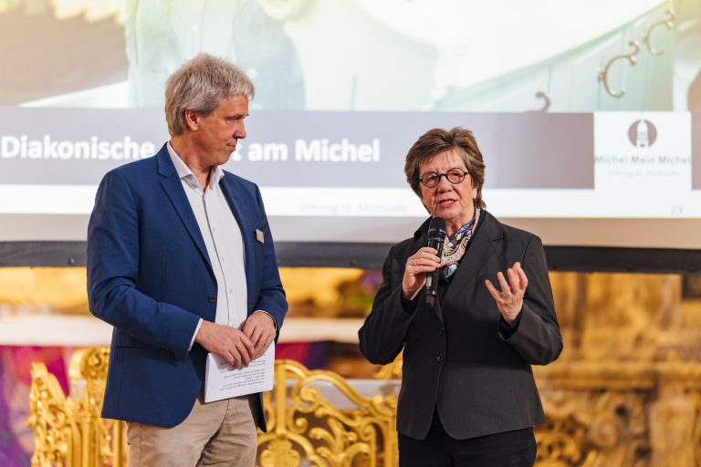 Geschäftsführer Michael Kutz und Diakonin Anke Frickmann bei der Stiftungsversammlung.