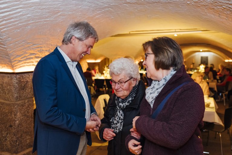 Herr Kutz begrüßt in der Krypta zwei Stifterinnen.