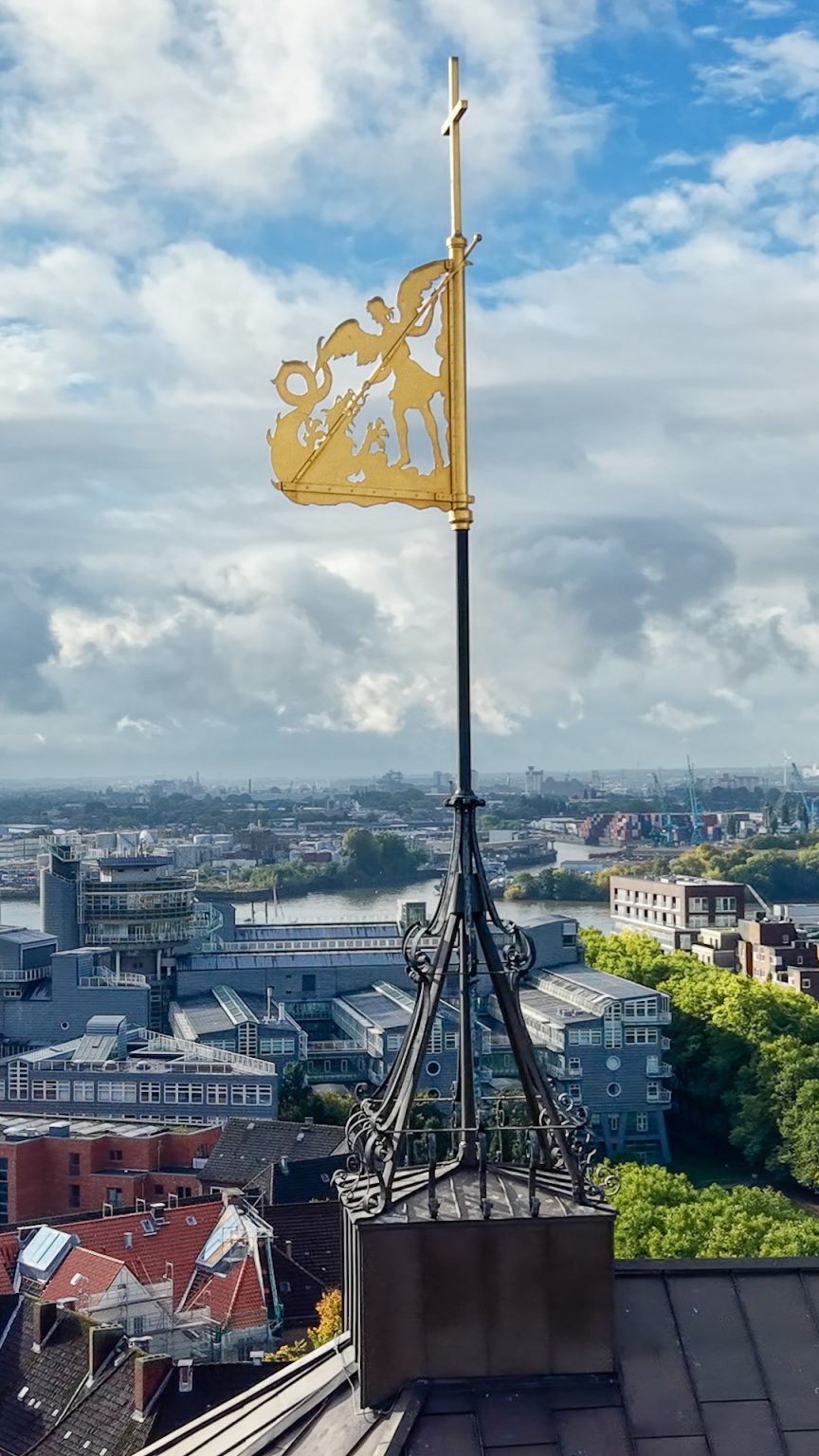 Wetterfahne auf dem Kirchdach des Michel
